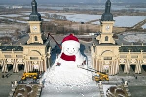 La  figura tiene 3.000 metros cúbicos de nieve y casi 20 metros de altura.