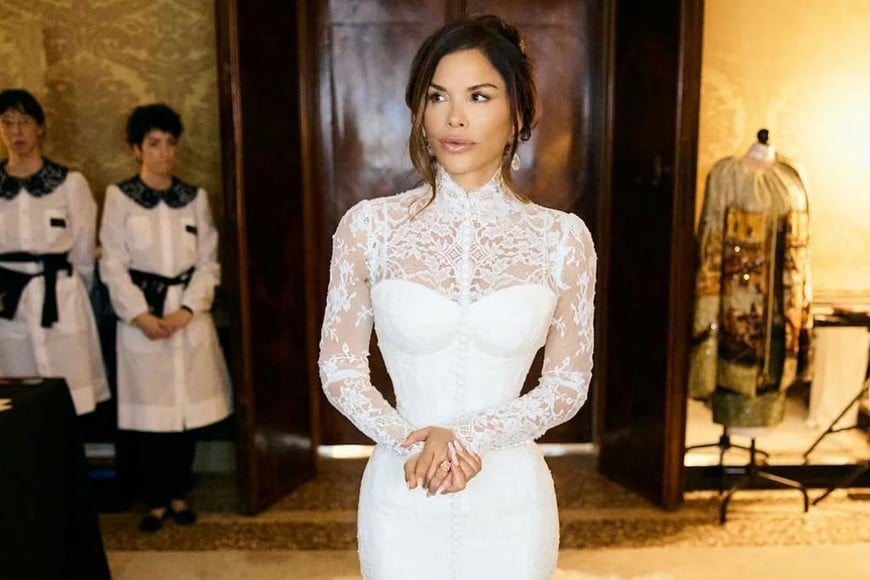 Lauren Sánchez posa con el vestido de bodas diseñado por Dolce & Gabbana.