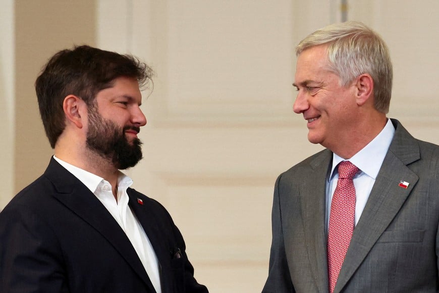 Chile's President Gabriel Boric and President-elect Jose Antonio Kast meet at La Moneda Presidential Palace after Kast won in the runoff presidential election, in Santiago, Chile December 15, 2025. REUTERS/Pablo Sanhueza