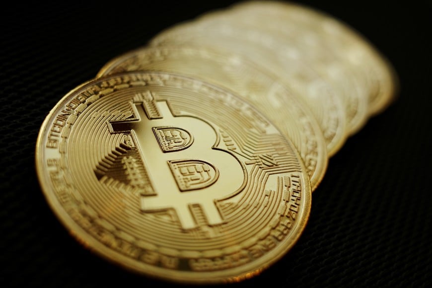 FILE PHOTO: Representations of the Bitcoin cryptocurrency are seen in this illustration picture taken June 7, 2021. REUTERS/Edgar Su/Illustration/File Photo