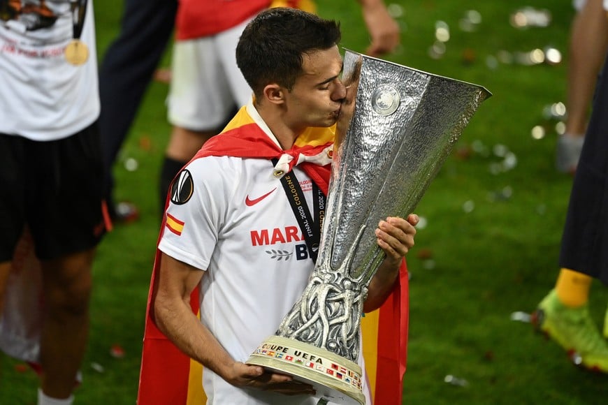 Soccer Football - Europa League - Final - Sevilla v Inter Milan - RheinEnergieStadion, Cologne, Germany - August 21, 2020 Sevilla's Sergio Reguilon celebrates with the trophy after winning the UEFA Europa League, as play resumes behind closed doors following the outbreak of the coronavirus disease (COVID-19) Ina Fassbender/Pool via REUTERS