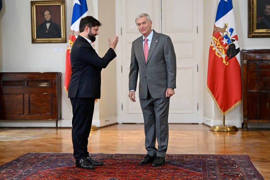 (251215) -- SANTIAGO, 15 diciembre, 2025 (Xinhua) -- El presidente chileno, Gabriel Boric (i), recibe al mandatario electo, José Antonio Kast (d), en el Palacio de La Moneda, en Santiago, capital de Chile, el 15 de diciembre de 2025. Boric recibió el lunes al mandatario electo José Antonio Kast y destacó que "la capacidad de trabajar por el bienestar de Chile es lo que engrandece y hace avanzar a nuestro país". (Xinhua/Jorge Villegas) (jv) (oa) (ah) (vf)