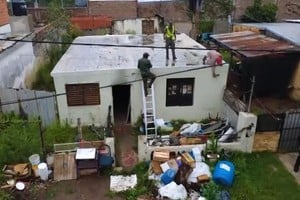 Personal policial acompañó a los obreros que realizaron el derribo. Foto: Gentileza