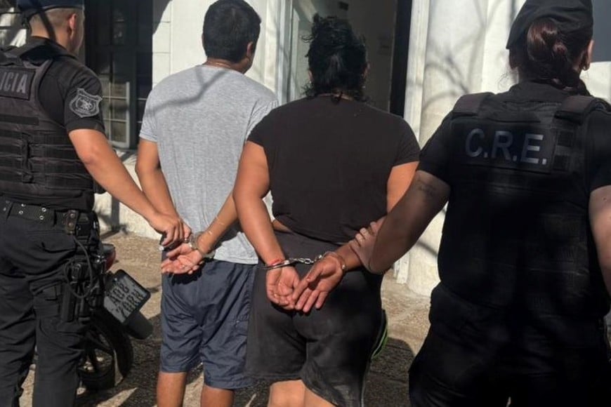 detenidos chaleco policial