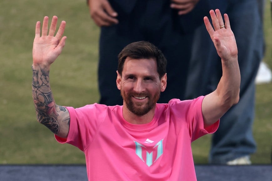Soccer Football - Lionel Messi Tour of India - Arun Jaitley Stadium, New Delhi, India - December 15, 2025
Argentina and Inter Miami's Lionel Messi waves to fans REUTERS/Adnan Abidi