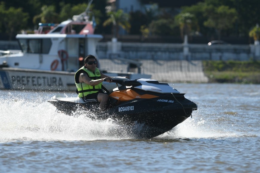 En el agua, los controles están a cargo de la Prefectura. Manuel Fabatía.