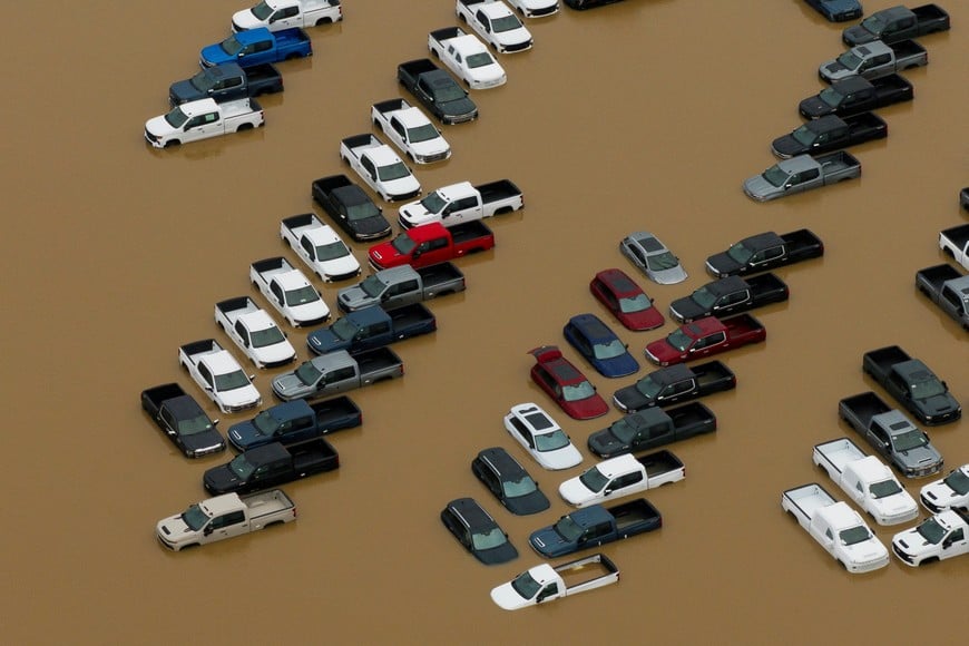 A drone view shows vehicles at an area flooded by the Green River, after multiple atmospheric rivers brought rain and flooding to the Pacific Northwest, in Kent, Washington, U.S., December 15, 2025.  REUTERS/David Ryder
