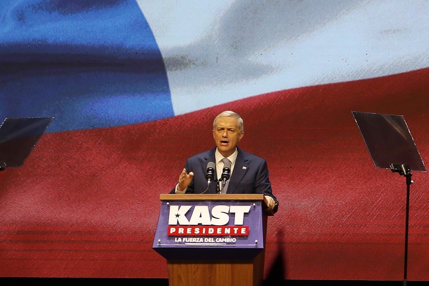 (251215) -- SANTIAGO, 15 diciembre, 2025 (Xinhua) -- Imagen del 14 de diciembre 2025 del candidato a la Presidencia chilena, líder de la ultraderecha local, José Antonio Kast, pronunciando un discurso después de las elecciones presidenciales, en la ciudad de Santiago, capital de Chile. El ultraderechista José Antonio Kast ganó el domingo las elecciones presidenciales en Chile, el segundo candidato triunfador de derecha luego de Sebastián Piñera (2010-2014 y 2018-2022) desde el retorno a la democracia (1973-1990), tras derrotar a la izquierdista Jeannette Jara, según los últimos datos del Servicio Electoral. (Xinhua/Str) (jv) (rtg) (ah) (vf)