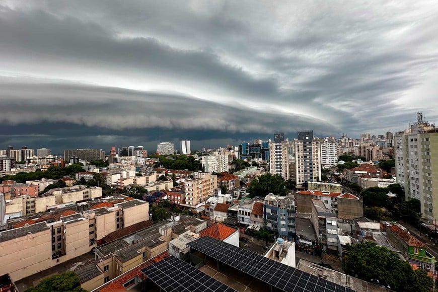Un nuevo frente de tormenta golpea a la ciudad más importante del sur brasileño.