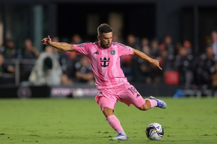 Aug 20, 2025; Fort Lauderdale, Florida, USA; Inter Miami CF defender Jordi Alba (18) shoots the ball against Tigres UANL during the first half at Chase Stadium. Mandatory Credit: Sam Navarro-Imagn Images