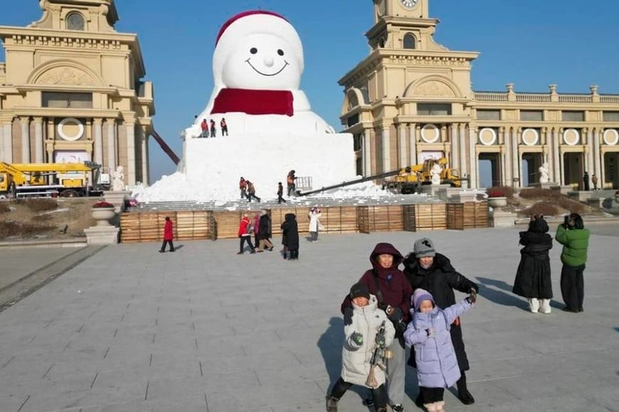 China prepara el muñeco de nieve más grande del mundo.