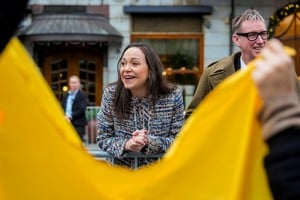 La Premio Nobel de la Paz, María Corina Machado, saludando a seguidores frente al Grand Hotel, tras su audiencia en el Palacio Real de Oslo, Noruega. Foto: NTB / Ole Berg-Rusten / REUTERS.