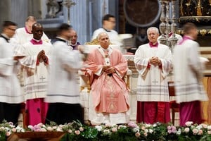 El Papa León XIV con una túnica color salmón. Foto: Reuters