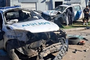 Los patrulleros se cruzaron justo en la esquina y chocaron violentamente.