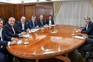 Caputo y la UIA debaten reformas para impulsar la industria.