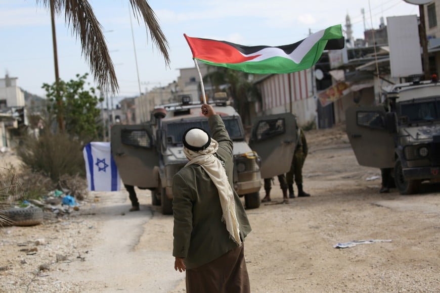 (251216) -- TULKARM, 16 diciembre, 2025 (Xinhua) -- Imagen del 15 de diciembre de 2025 de palestinos protestando mientras el Ejército israelí bloquea la calle en la entrada principal del campamento de Nur Shams, en el este de la ciudad de Tulkarm, en Cisjordania. (Xinhua/Nidal Eshtayeh) (jg) (ra) (vf)