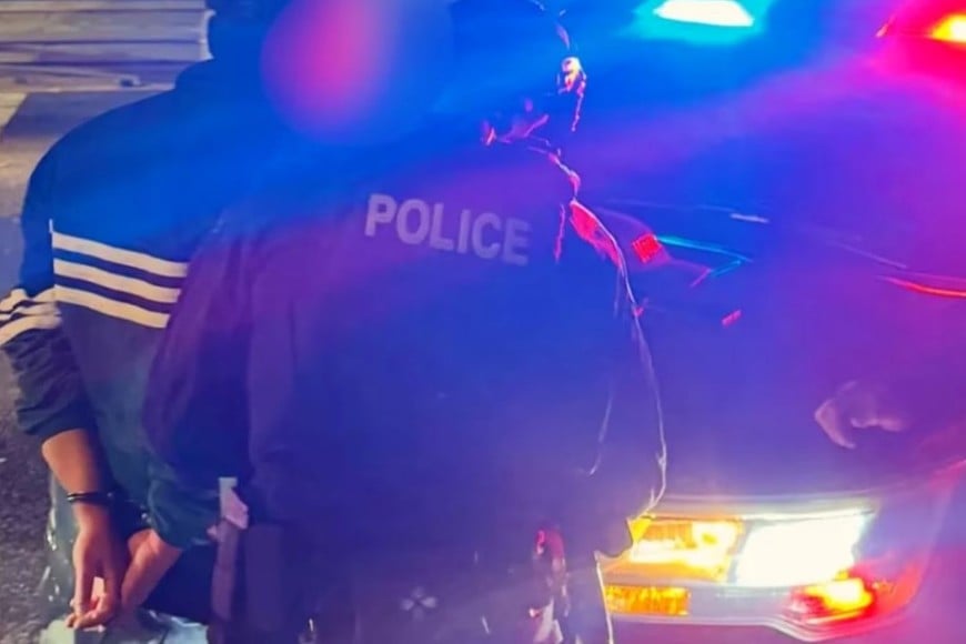 Varios agentes interceptan a Nick Reiner en la calle.