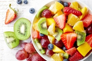 La inclusión de fruta en cualquier comida aporta nutrientes esenciales como fibra, agua, vitaminas y antioxidantes