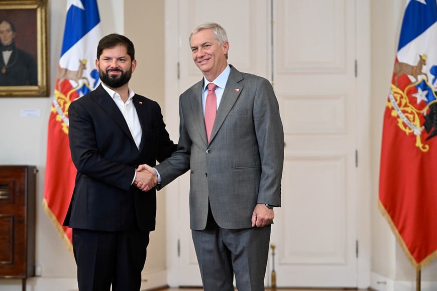 (251215) -- SANTIAGO, 15 diciembre, 2025 (Xinhua) -- El presidente chileno, Gabriel Boric (i), estrecha la mano del mandatario electo, José Antonio Kast (d), en el Palacio de La Moneda, en Santiago, capital de Chile, el 15 de diciembre de 2025. Boric recibió el lunes al mandatario electo José Antonio Kast y destacó que "la capacidad de trabajar por el bienestar de Chile es lo que engrandece y hace avanzar a nuestro país". (Xinhua/Jorge Villegas) (jv) (oa) (ah) (vf)
