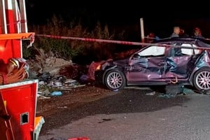 Atropellaron a cuatro bomberos mientras apagaban un incendio y uno murió.