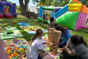 El programa propone encuentros donde el derecho a jugar se vuelve experiencia concreta