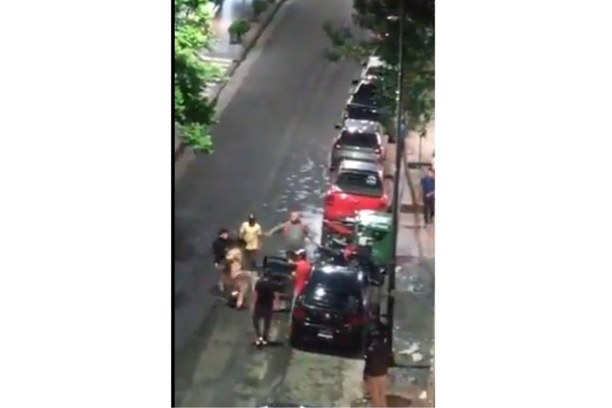 La disputa comenzó con insultos verbales entre dos subgrupos de hombres