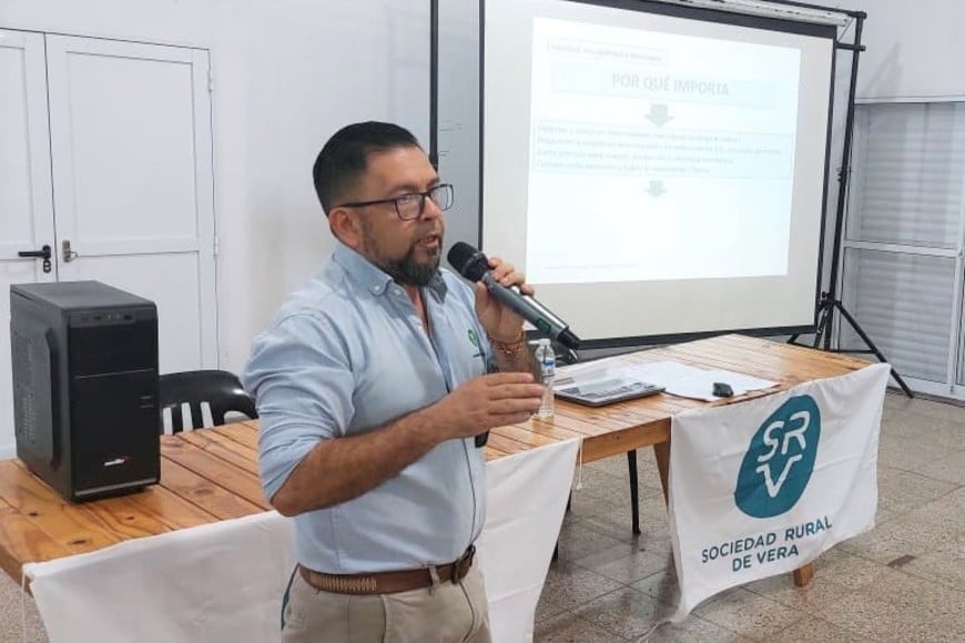 Cardozo, ilustrada en pantalla, informó sobre “la trazabilidad digital, la normativa vigente y los cambios introducidos por SENASA en los sistemas de identificación animal”.