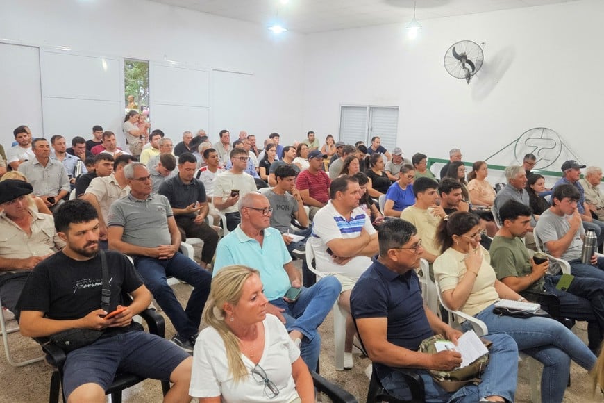 Cardozo, ilustrada en pantalla, informó sobre “la trazabilidad digital, la normativa vigente y los cambios introducidos por SENASA en los sistemas de identificación animal”.