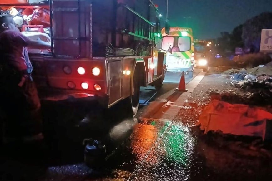 El auto embistió a la dotación que trabajaba en un basural.