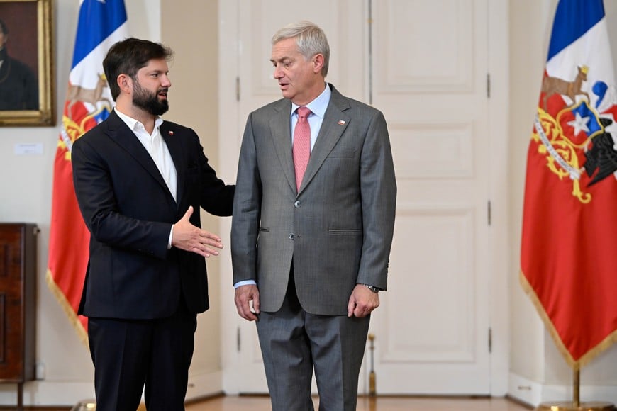 (251215) -- SANTIAGO, 15 diciembre, 2025 (Xinhua) -- El presidente chileno, Gabriel Boric (i), recibe al mandatario electo, José Antonio Kast (d), en el Palacio de La Moneda, en Santiago, capital de Chile, el 15 de diciembre de 2025. Boric recibió el lunes al mandatario electo José Antonio Kast y destacó que "la capacidad de trabajar por el bienestar de Chile es lo que engrandece y hace avanzar a nuestro país". (Xinhua/Jorge Villegas) (jv) (oa) (ah) (vf)