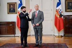 El presidente chileno, Gabriel Boric, recibió al mandatario electo, José Antonio Kast, en el Palacio de La Moneda, en Santiago, capital de Chile. Crédito: Xinhua/Jorge Villegas