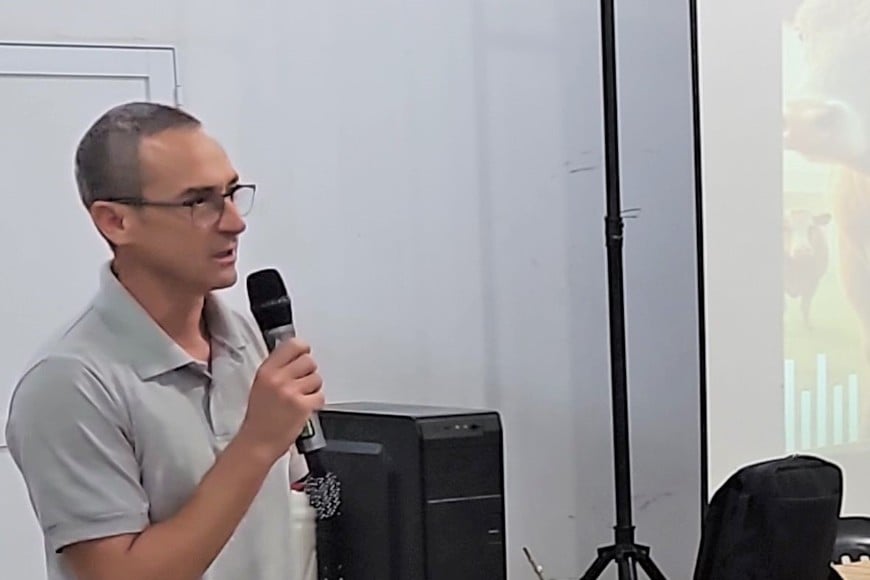 Cardozo, ilustrada en pantalla, informó sobre “la trazabilidad digital, la normativa vigente y los cambios introducidos por SENASA en los sistemas de identificación animal”.