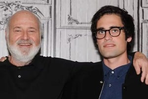 Rob Reiner junto a su hijo Nick.
