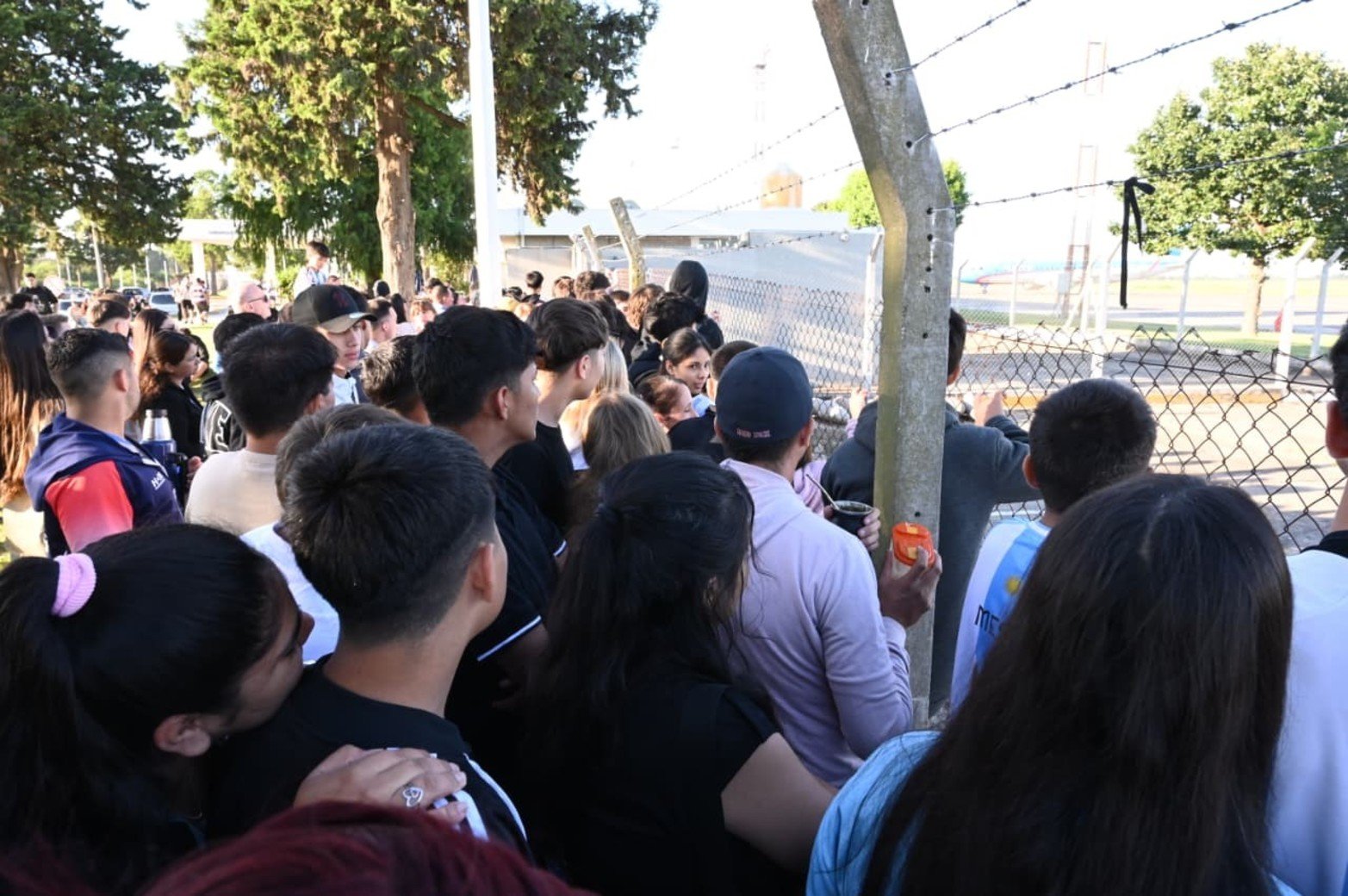 Los fanáticos esperan atentamente.