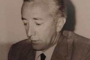 Retrato de José Rafael López Rosas, al momento de dictar una conferencia.