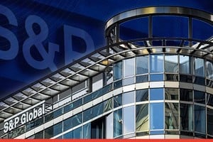 La calificadora de riesgo reconoce una mejora pero aún advierte riesgos en deuda argentina.