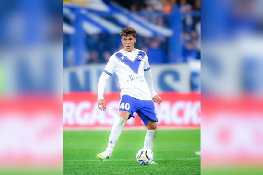 El futbolista firmó contrato profesional con el Fortín hasta 2028.