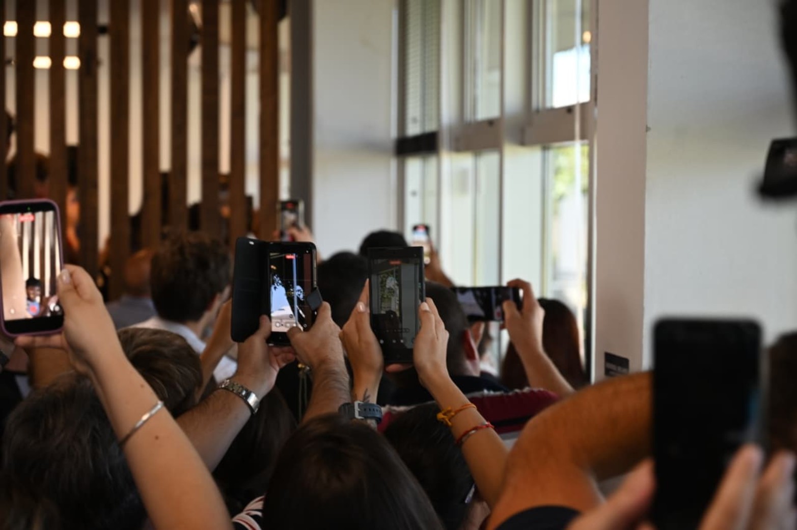 Los fanáticos preparados para grabar la llegada de Messi.