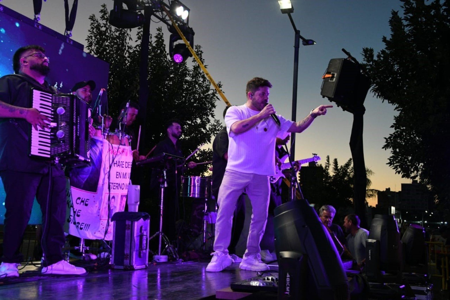 Marcos Castelló poniéndole música a la noche de Casino Santa Fe.
