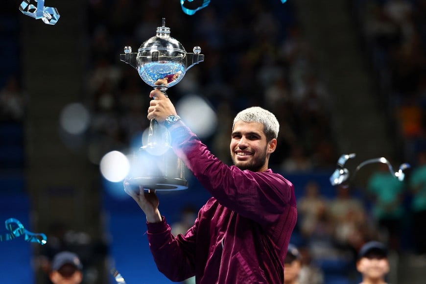 Tennis - ATP 500 - Japan Open Tennis Championships - Ariake Coliseum, Tokyo, Japan - September 30, 2025
Spain's Carlos Alcaraz celebrates with the trophy after winning the final against Taylor Fritz of the U.S. REUTERS/Issei Kato
