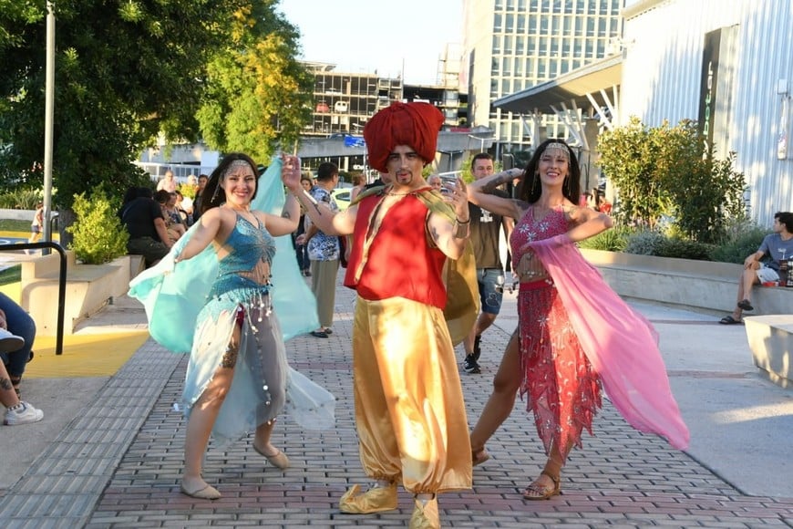 Casino Santa Fe llena el Dique I del puerto de color y celebración. Crédito: Manuel Fabatía