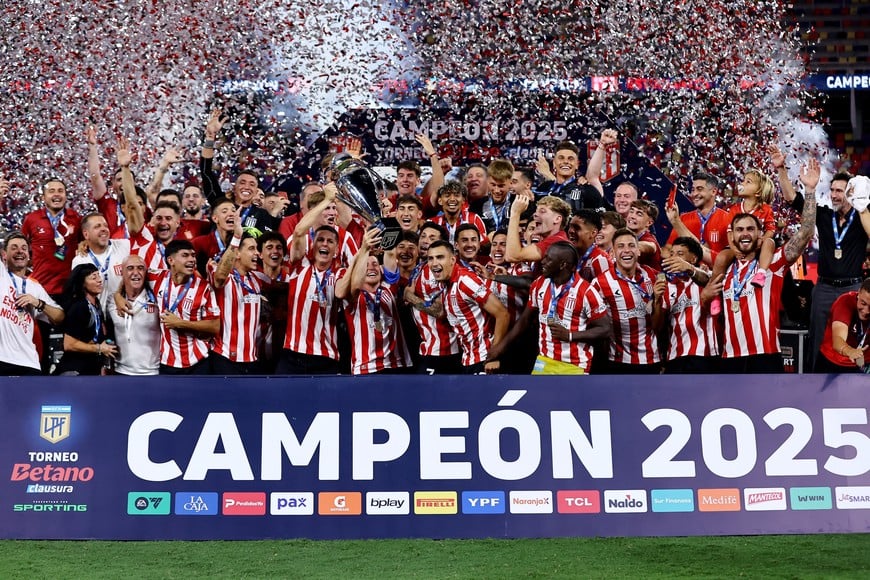 Soccer Football - Argentine Primera Division - Torneo Clausura - Racing Club v Estudiantes de La Plata - Estadio Unico Madre de Ciudades, Santiago del Estero, Argentina - December 14, 2025
Estudiantes de La Plata players celebrate with the trophy after winning the Argentine Primera Division REUTERS/Agustin Marcarian