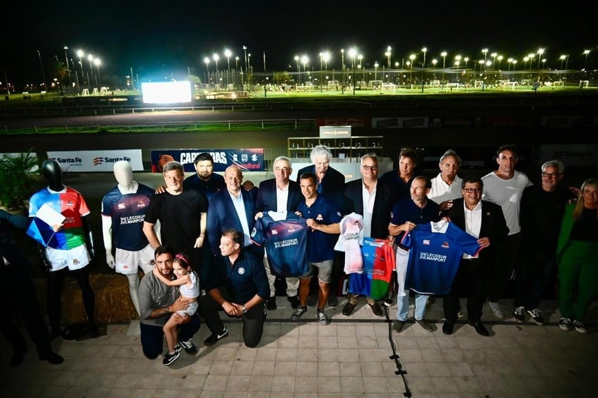 Se presentaron las 3 camisetas y la ropa de entrenamiento de Capibaras XV.