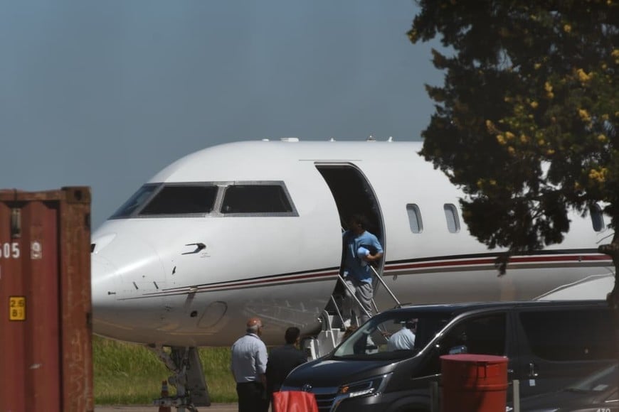 El momento del descenso de Messi y su familia del avión. Crédito: Flavio Raina