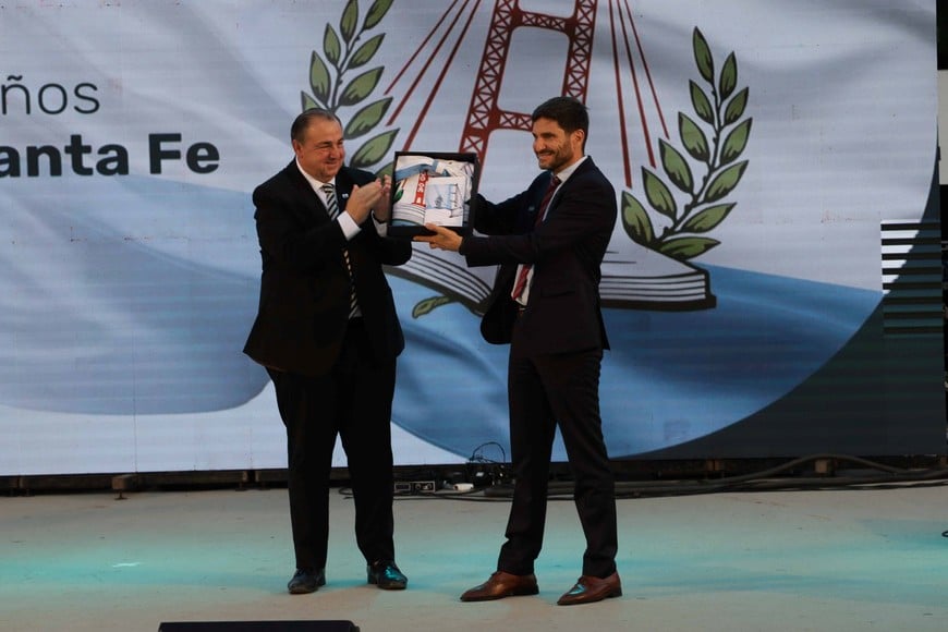 Pullaro y Poletti, durante la celebración en que fue izada la insignia. Crédito: Archivo