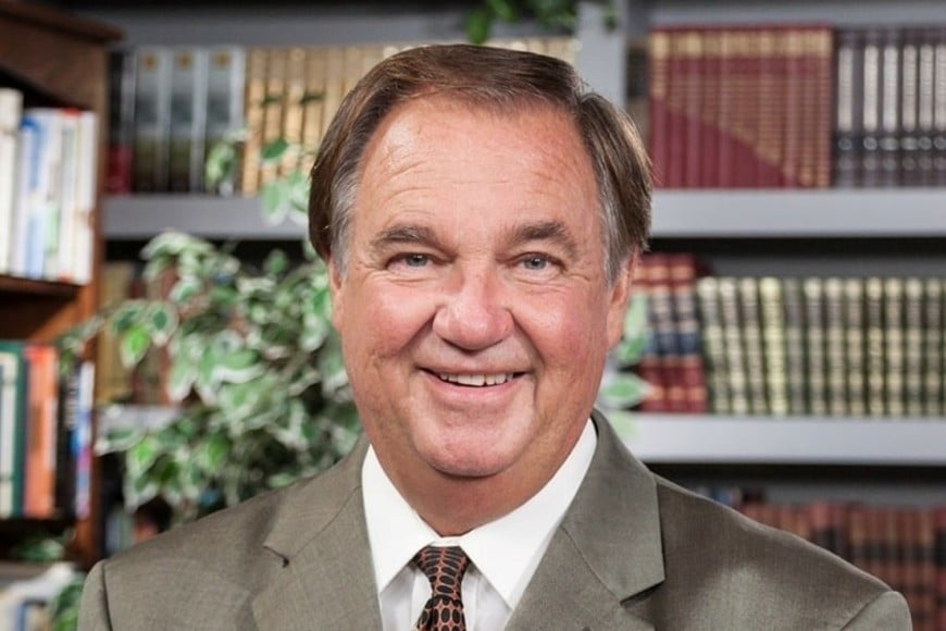 Joe Campbell fue arrestado y enfrenta cargos por abuso sexual infantil.