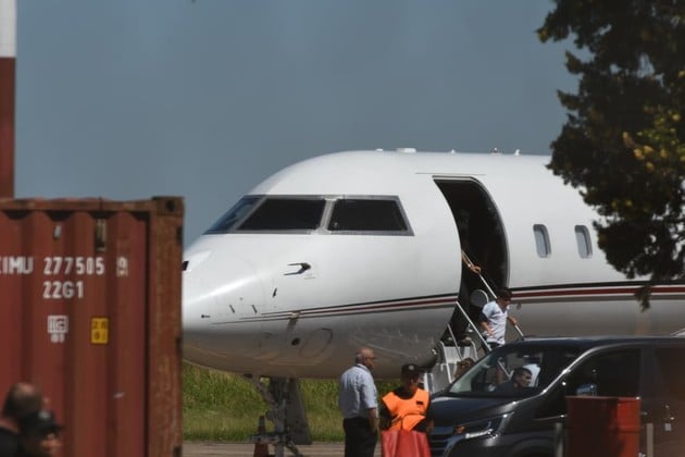 El momento del descenso de Messi y su familia del avión. Crédito: Flavio Raina