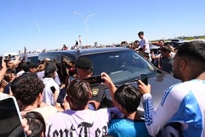 Una multitud reunida para recibir al 10.