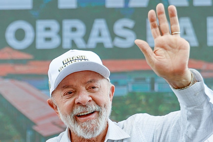 (251002) -- PARA, 2 octubre, 2025 (Xinhua) -- Imagen proveída por la Presidencia de Brasil del presidente brasileño, Luiz Inácio Lula da Silva, saludando durante la ceremonia de entrega de obras de unidades educativas, en la localidad de Breves, en la isla de Marajó, estado de Pará, Brasil, el 2 de octubre de 2025. Lula da Silva afirmó el jueves en la localidad de Breves, en la isla de Marajó, estado de Pará, que la 30ª Conferencia de las Partes (COP30) de la Convención Marco de las Naciones Unidas sobre el Cambio Climático será "la mejor de la historia" y no será "de lujo, sino la COP de la verdad". (Xinhua/Ricardo Stuckert/Presidencia de Brasil) (vf) (ce)