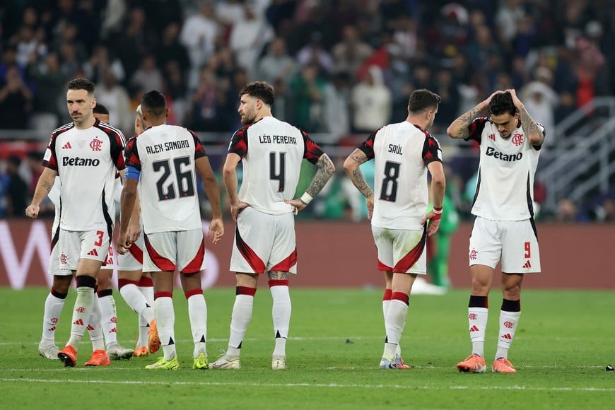 Soccer Football - FIFA Intercontinental Cup - Final - Paris St Germain v Flamengo - Ahmad Bin Ali Stadium, Al-Rayyan, Qatar - December 17, 2025 
Flamengo's Pedro and teammates react during a penalty shootout REUTERS/Mohammed Salem